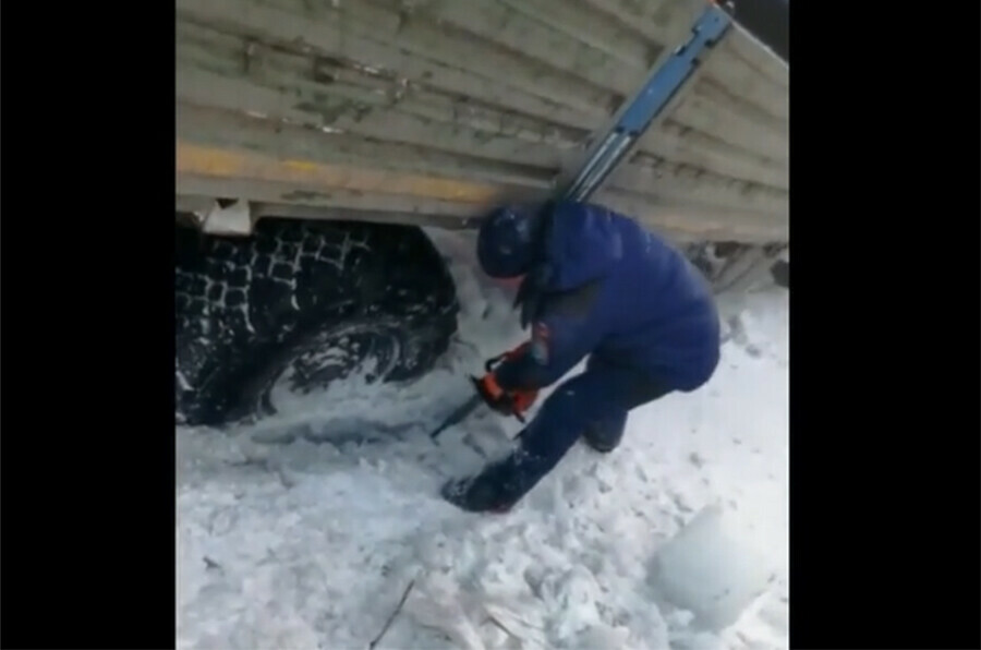 Двое суток спасатели Зеи выпиливали большегруз из ручья видео