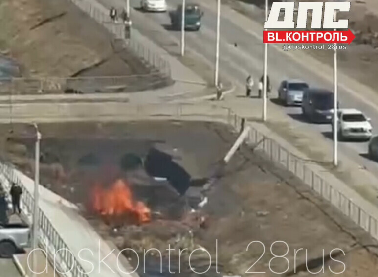 Страшное ДТП на Василенко в Благовещенске авто вылетело с дороги и вспыхнуло как факел видео