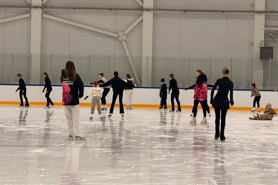 В Белогорске именитый тренер начала тренировать будущих фигуристов фото