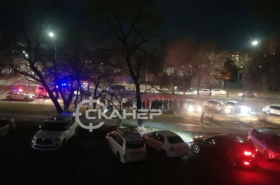 В Благовещенске в свежий перекоп у Алексеевской гимназии влетел автомобиль фото видео