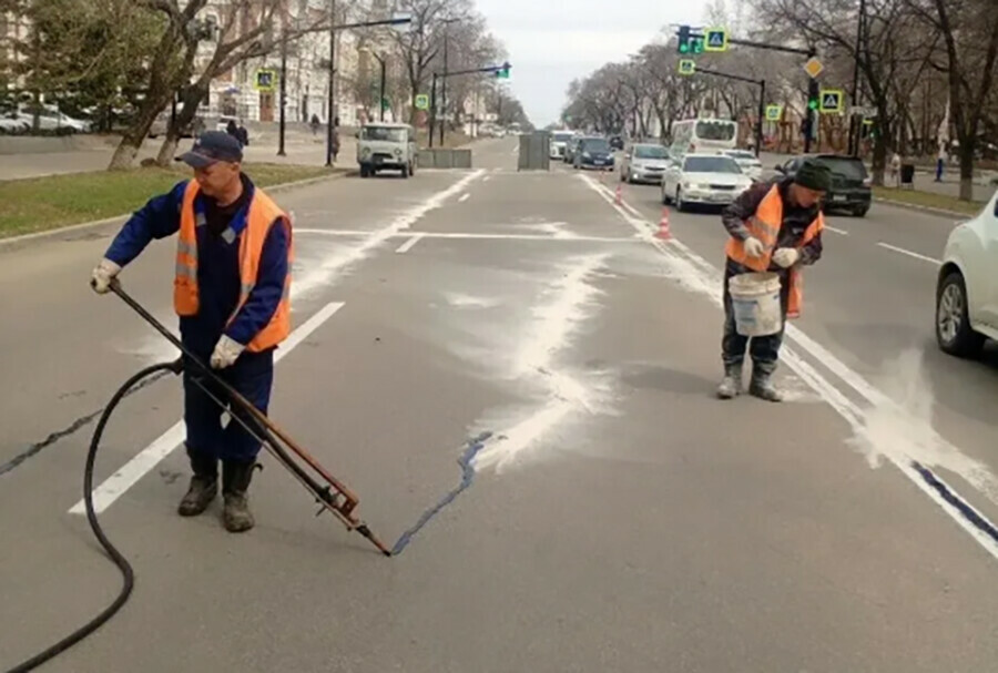 Санация трещин обновление разметки на дорогах Благовещенска идут работы в том числе ночью