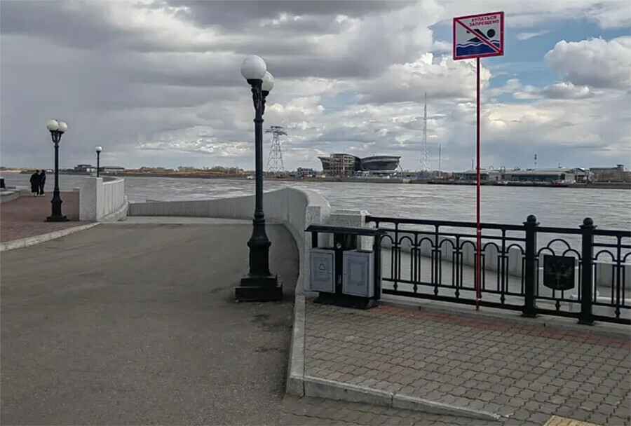 Специальные таблички установили на набережной Амура в Благовещенске