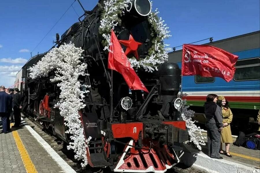 Благовещенск встретил ретропоезд Победа на вокзал пришли сотни горожан фото видео