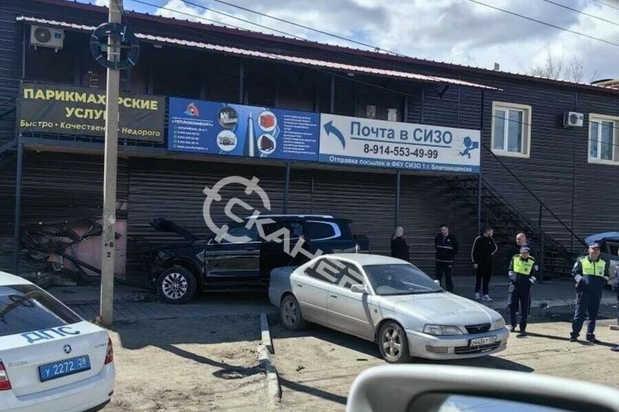 Крузак влетел в кафе китайской кухни в Благовещенске попутно смял несколько авто фото видео