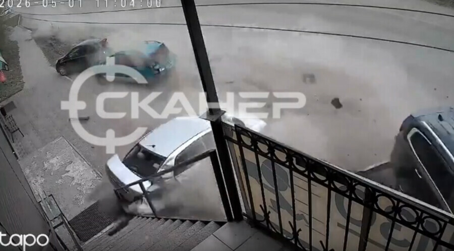 Момент ДТП с крузаком врезавшимся в кафе в Благовещенске попал на видео