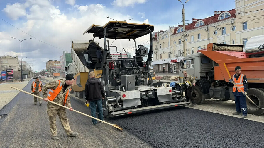 В Благовещенске начали укладывать асфальт на Красноармейской
