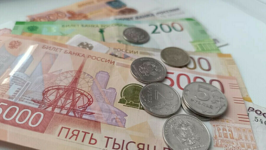 Эксперт объяснила почему даже при росте зарплаты денег все равно не хватает 