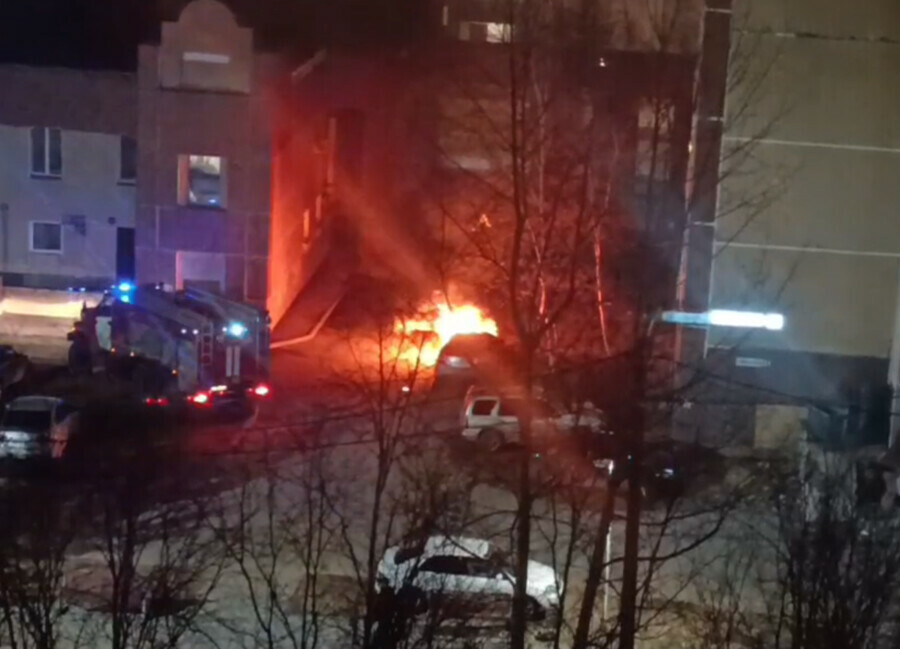 В Амурской области во дворе многоэтажки горел автомобиль видео