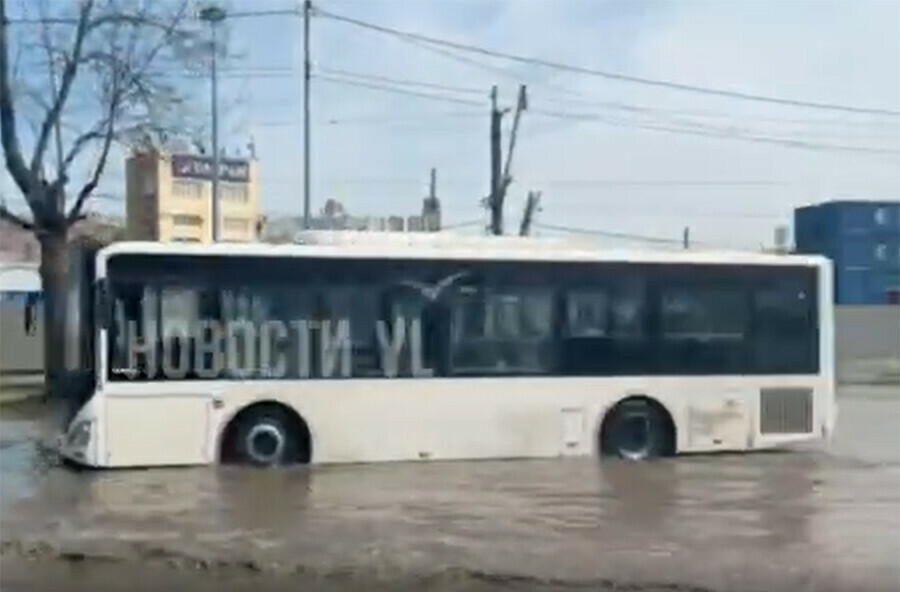 Спавших под трубами бездомных жестоко обварило кипятком за их жизнь борются врачи видео