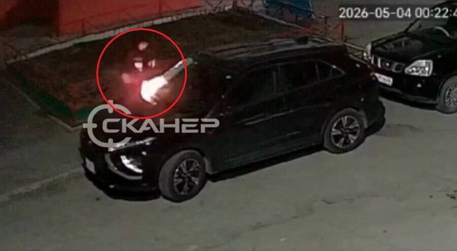 В соцсетях появилось видео момента ночного поджога автомобилей в Благовещенске