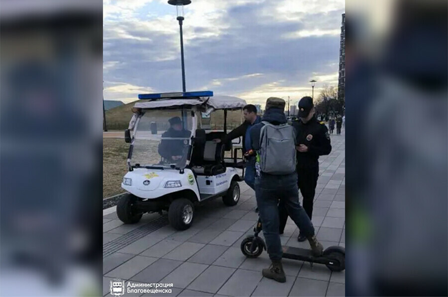 Благовещенцев наказали за катание на электросамокатах по набережной