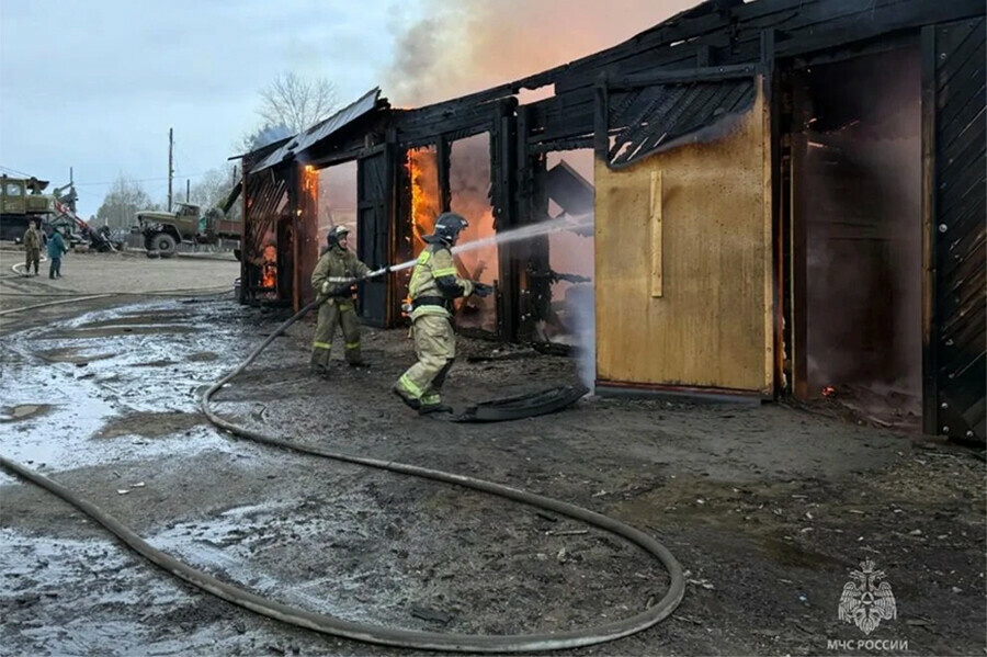 В Зее спасли автомобили из полыхающего гаражного бокса фото
