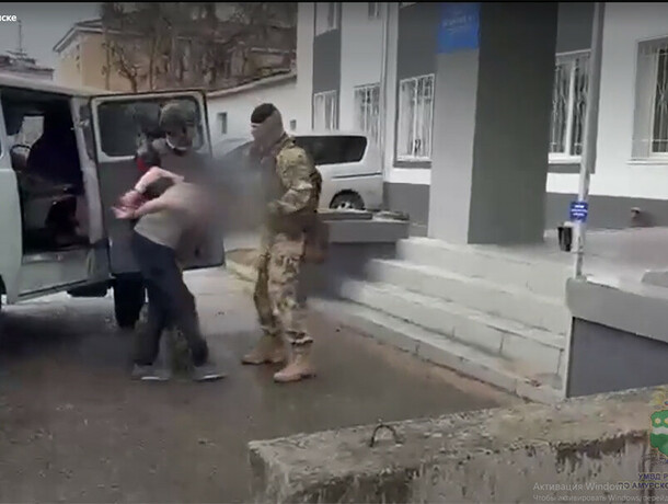 Один ранен другой пытался скрыться на дороге в Благовещенске возник конфликт со стрельбой видео