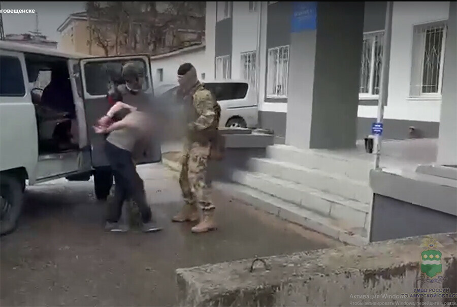 Один ранен другой пытался скрыться на дороге в Благовещенске возник конфликт со стрельбой видео