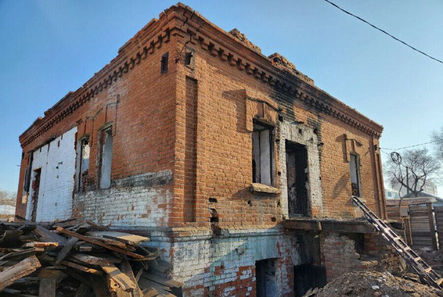 На улице Амурской в Благовещенске продолжают реставрировать старинный особняк фото
