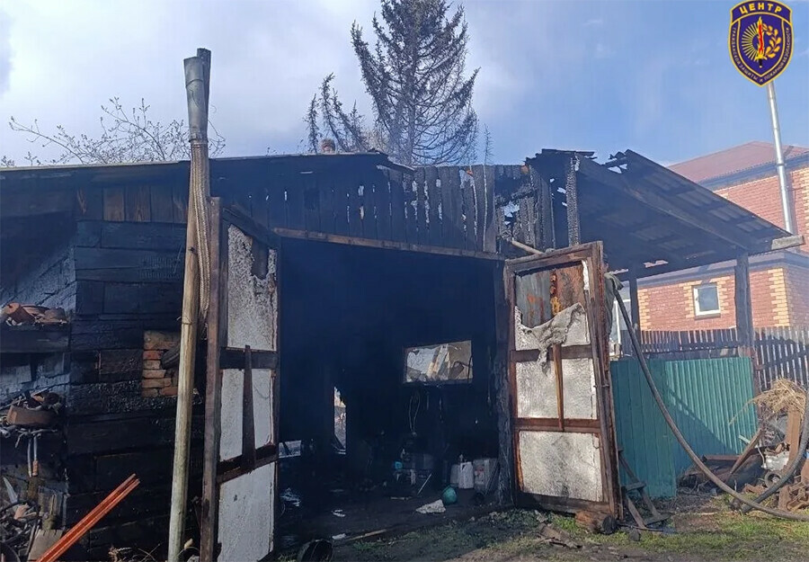 Гаражи и хозпостройки полностью уничтожил пожар в Амурской области