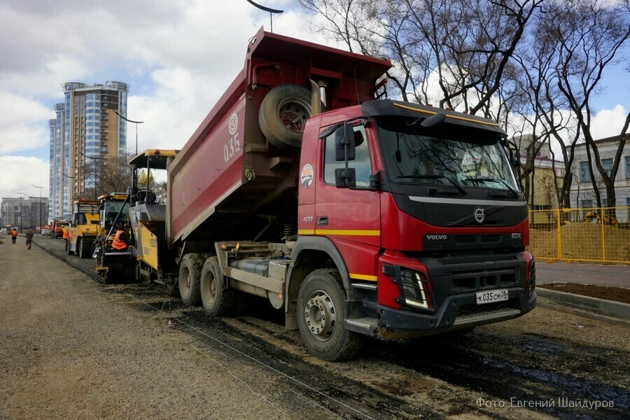 В Благовещенске на год раньше запланированного начали асфальтировать улицу фото