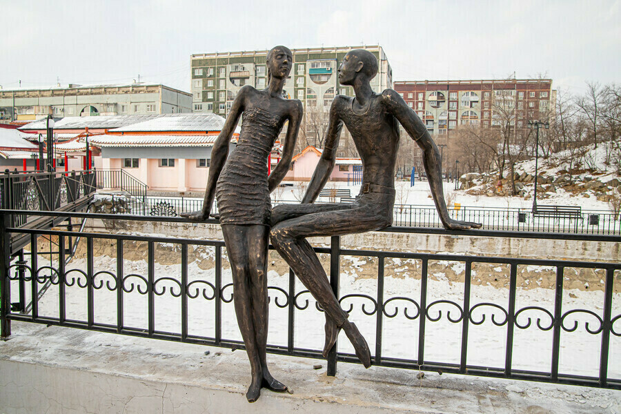 Родственники Аленки Ксения Собчак высказалась о скульптуре Влюбленная пара в парке Дружбы Благовещенска