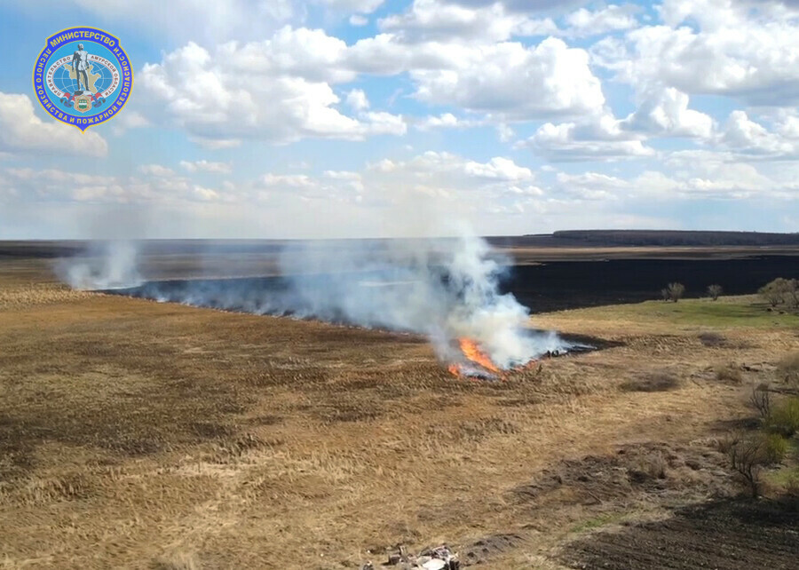 В Амурской области пожарные не дали масштабному ландшафтному пожару перекинуться на населенные пункты