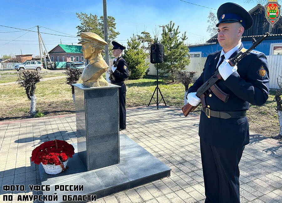 Память амурчанинаподпольщика Александра Галушкина почтили сотрудники амурского УФСБ в селе Ивановка видео