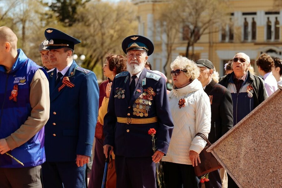 В Благовещенске возложили цветы к мемориалам павших бойцов