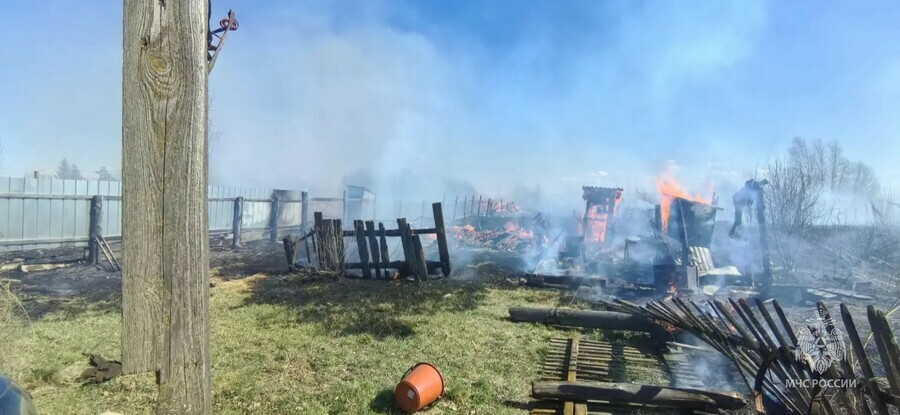 Раскаленная зола из печки стала причиной пожара в амурском селе
