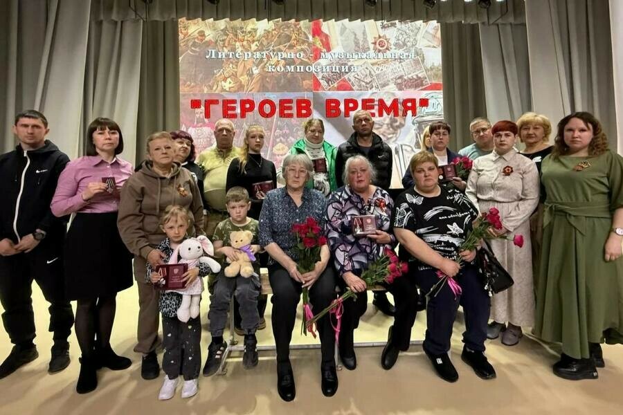 В Приамурье вручили награды ветеранам СВО и семьям погибших бойцов фото 