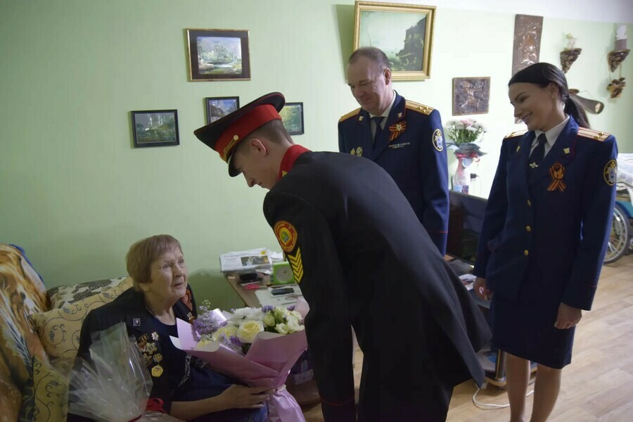Руководитель амурского следкома в День Победы навестил ветерана Клару Верисоцкую