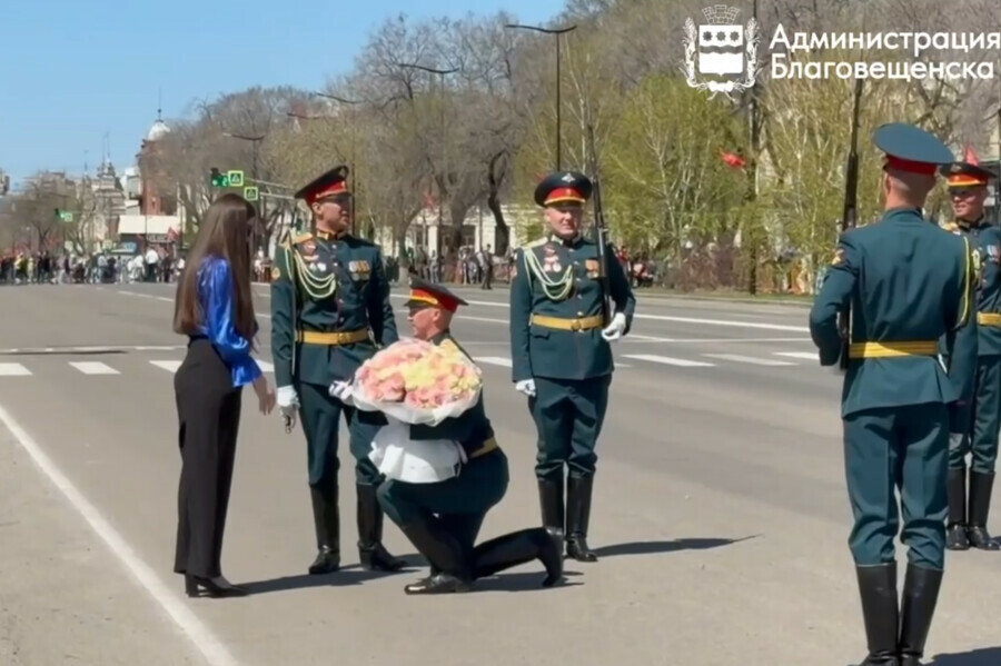 Участник парада Победы в Благовещенске сделал предложение своей девушке
