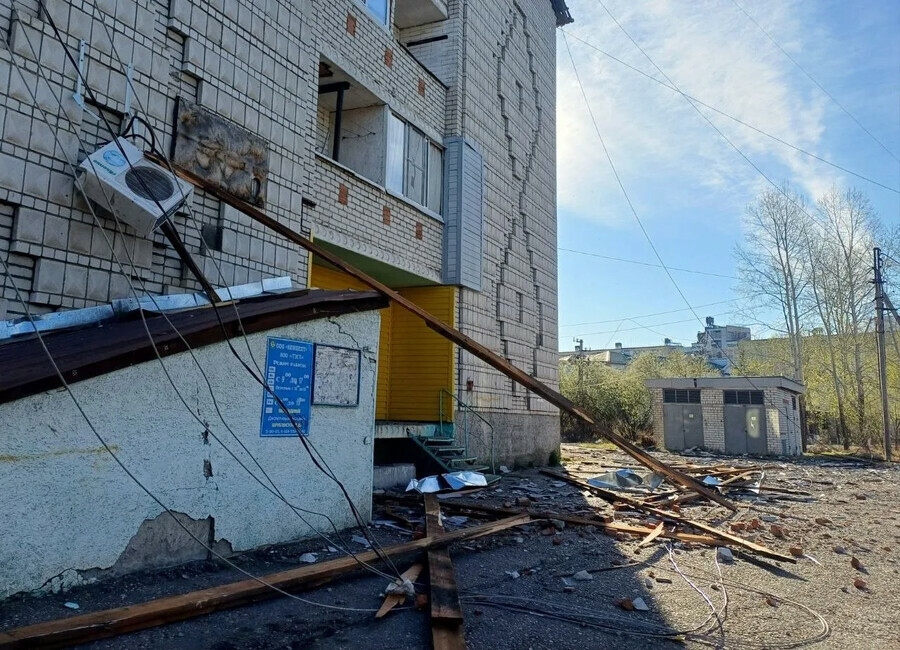 Последствия сильного ветра показали в Белогорске фото