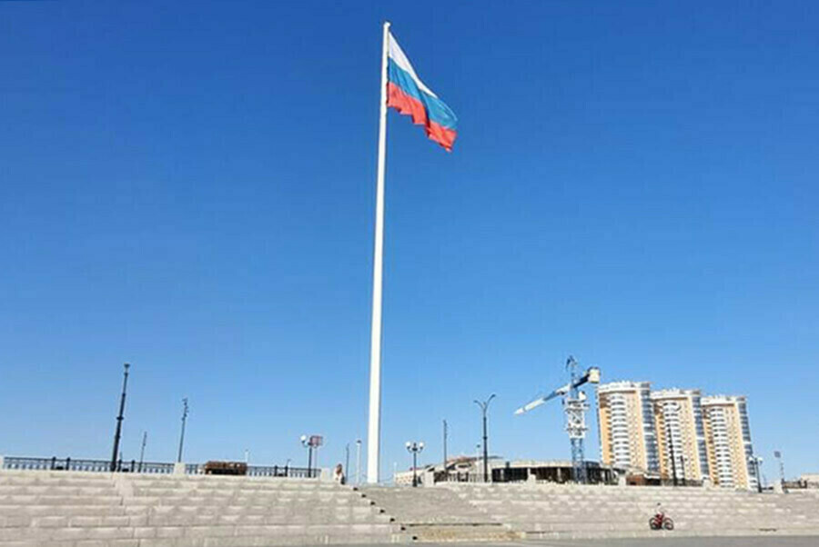 На набережную Благовещенска вернули триколор