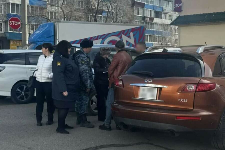 Машину пристав увидел случайно у амурчанина конфисковали Infiniti 