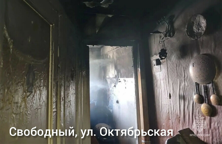 На пожаре в Свободном женщина отравилась угарным газом