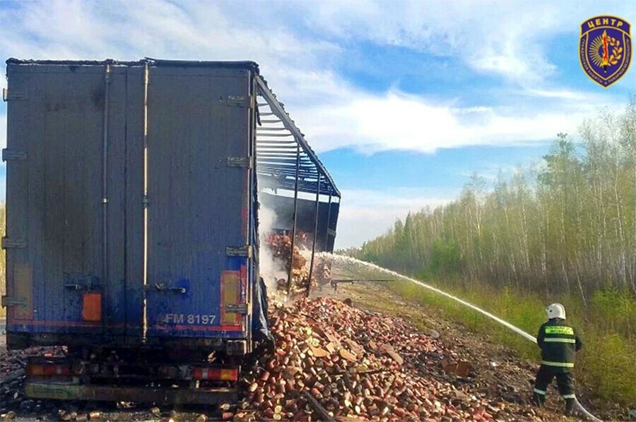 В Амурской области на трассе Амур полностью сгорел полуприцеп грузовика