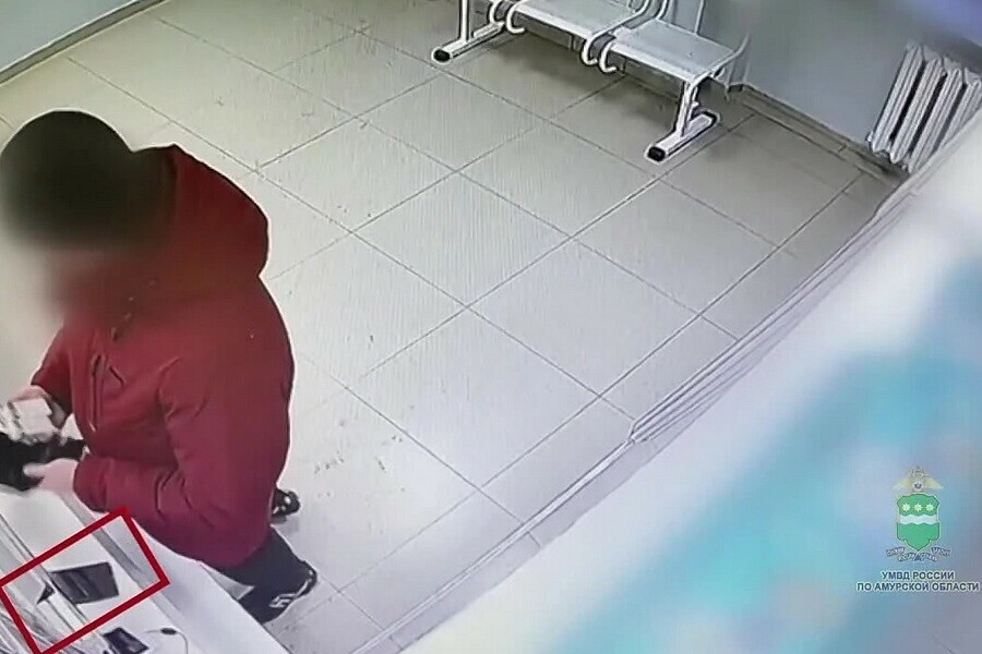 Благовещенец в аптеке продемонстрировал ловкость рук и попал на видео 