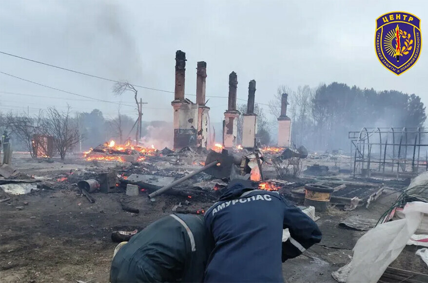 Крупный пожар в селе Приамурья ветер перекинул огонь с одной постройки на пять других фото