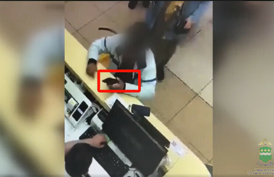 Менеджер в салоне связи Благовещенска остался без телефона видео