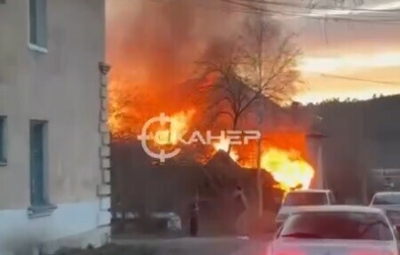 Появилось видео пожара в Приамурье где сгорели 20 гаражей и строений 