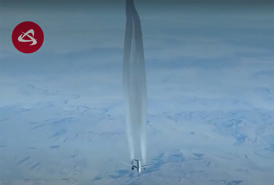 Появилось видео самолета с широким длинным шлейфом снятое на огромной высоте  