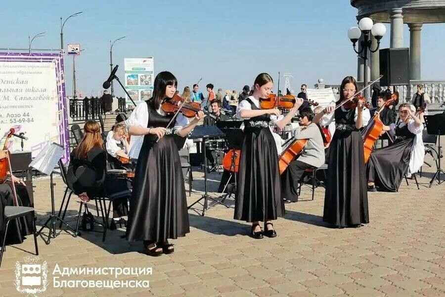На набережной Амура в Благовещенске музыкальная школа сделала творческий подарок фото
