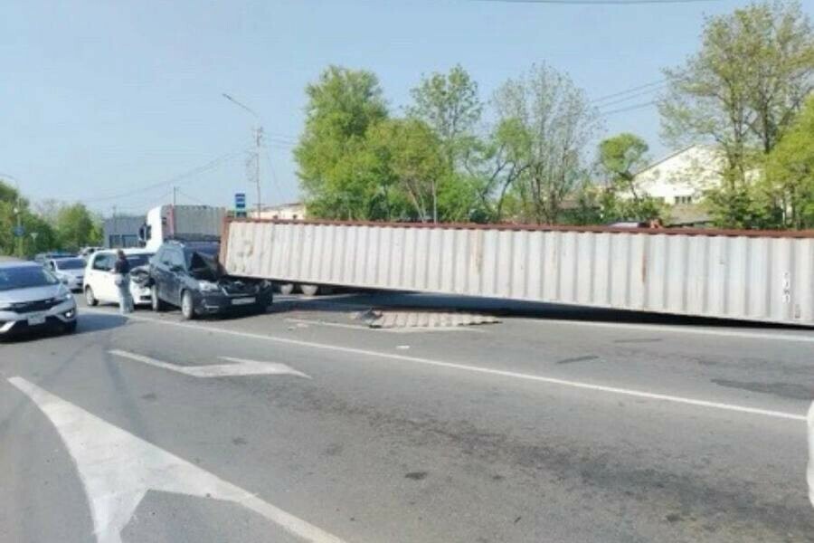 Ребенок пострадал после падения огромного контейнера на машину в Артеме фото