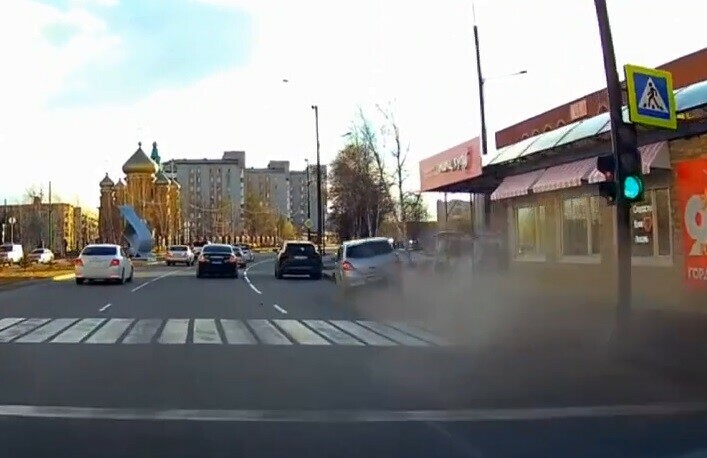 Автомобиль в Приамурье едва не снес людей с остановки видео