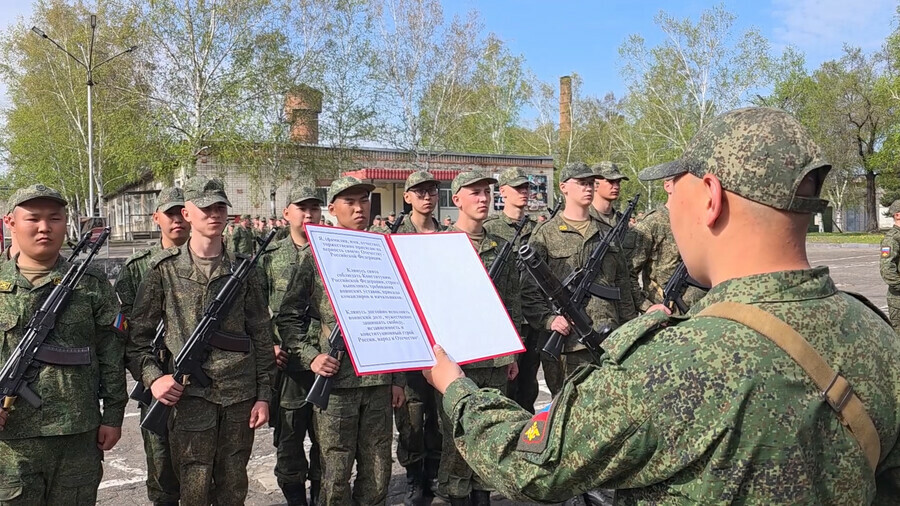 Новобранцы приняли первую в этом году военную присягу в Амурском общевойсковом объединении ВВО