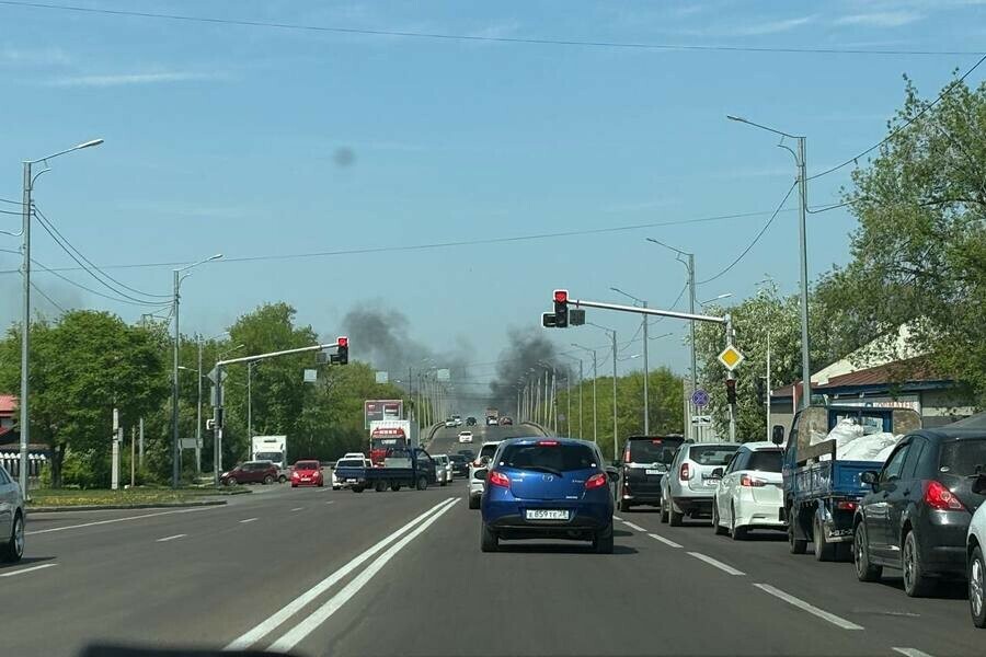 Благовещенцы заметили клубы черного дыма в городе фото