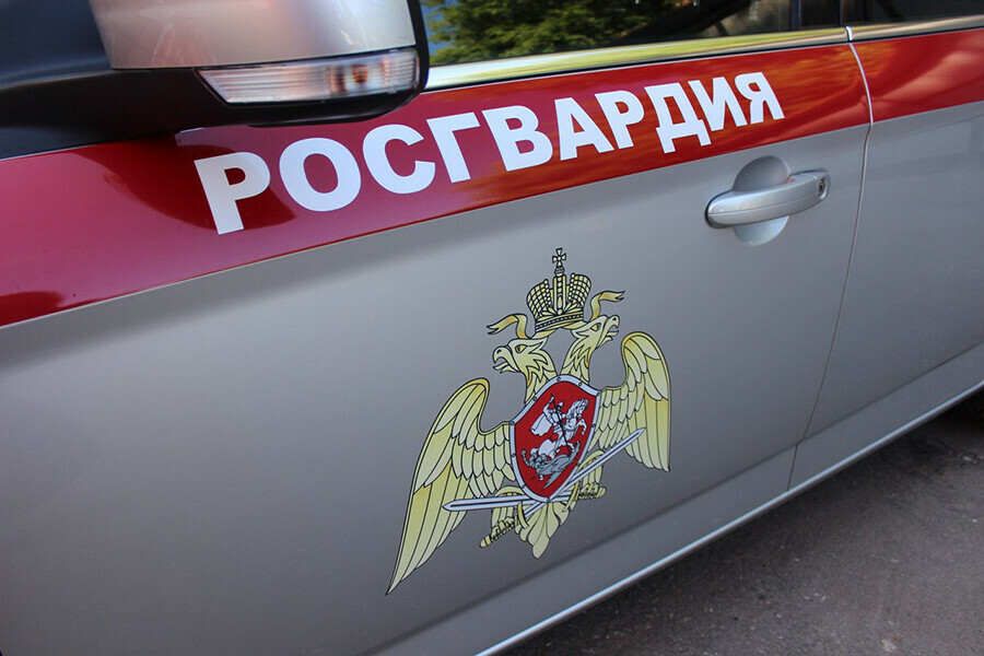 Ранним утром через открытое окно магазина в Свободном мужчина украл элитный алкоголь 