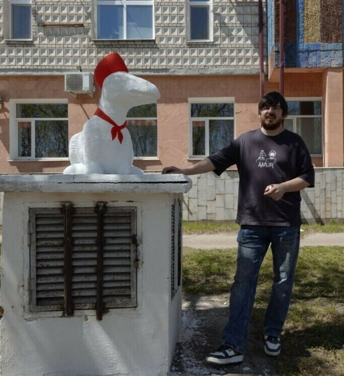 В Благовещенске установили скульптуру юного динозаврапионера И это не шутка