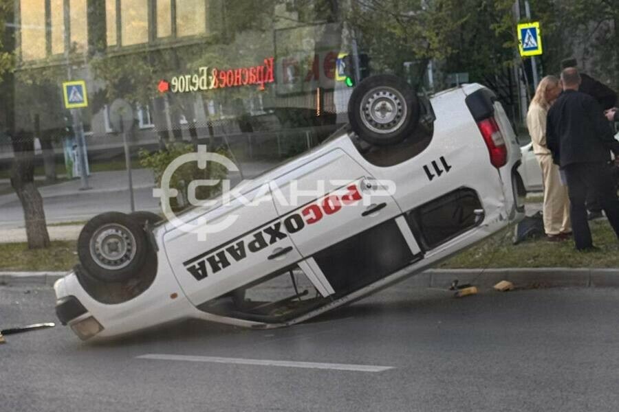 Жесткое ДТП с переворотом произошло в центре Благовещенска фото