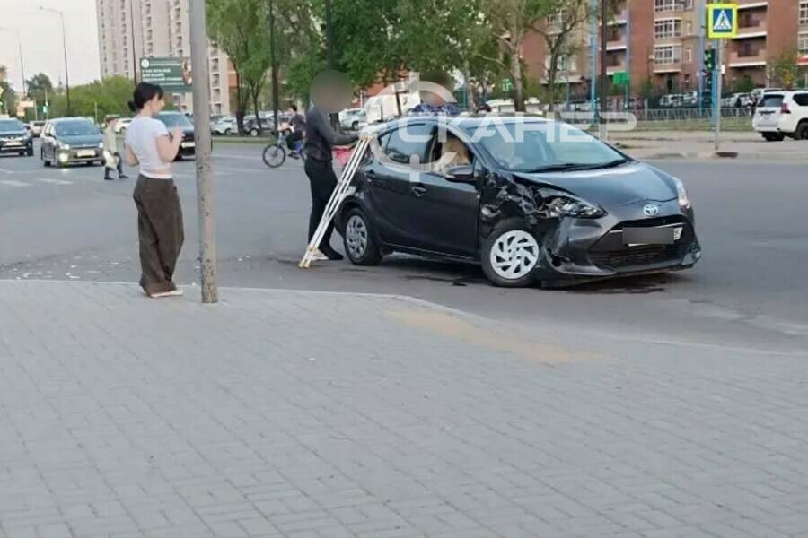 После удара одно авто на перекрестке Благовещенска вылетело за его пределы фото