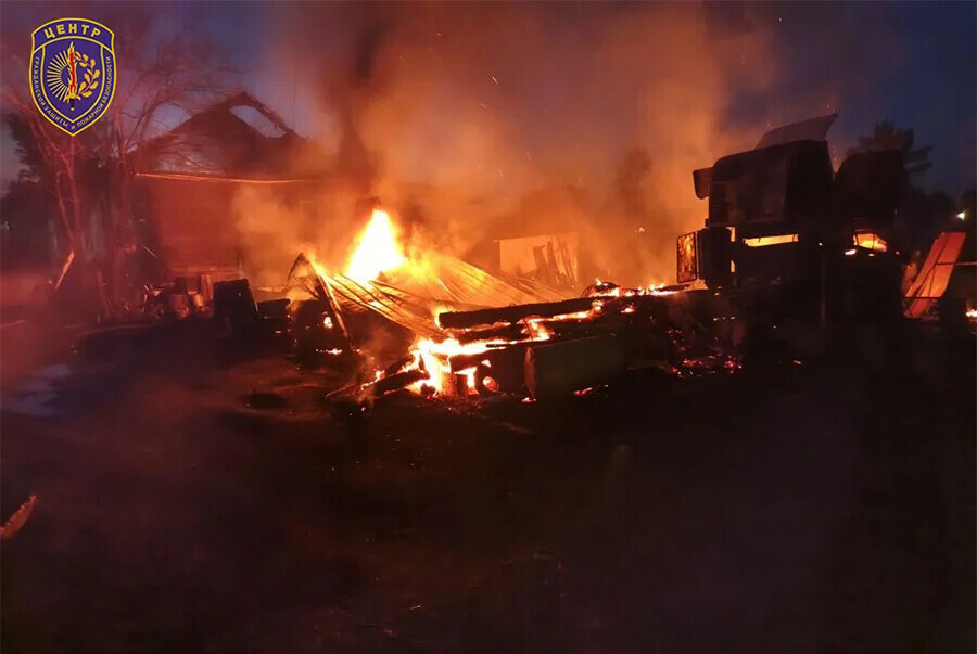Ночью в жилом доме амурского села разгулялся пожар видео