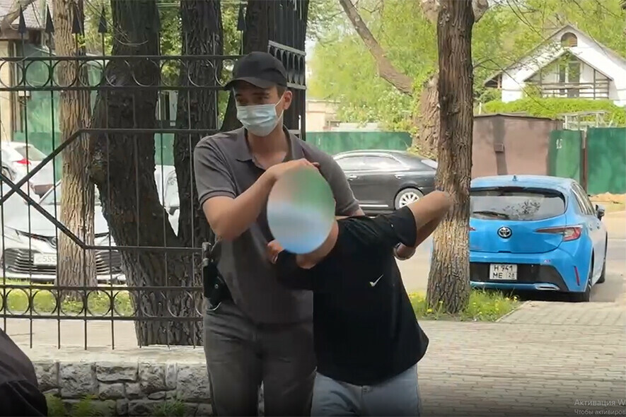 В Благовещенске парни с оружием ограбили подростка 